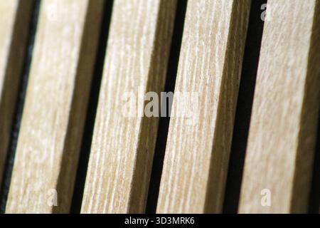 Gros plan détaillé de lattes en bois clair avec grain naturel et éclairage doux, idéal pour une utilisation dans les arrière-plans architecturaux ou de design. Banque D'Images