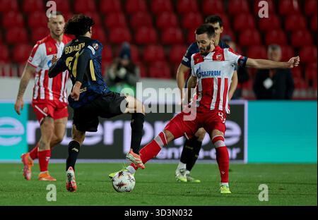 Belgrade, Serbie. 6 novembre 2025. Mirko Ivanic de Crvena Zvezda (avant R) affronte Ayyoub Bouaddi de LOSC Lille (avant l) lors du match de football de l'UEFA Europa League entre Crvena Zvezda et LOSC Lille à Belgrade, Serbie, le 6 novembre 2025. Crédit : Predrag Milosavljevic/Xinhua/Alamy Live News Banque D'Images