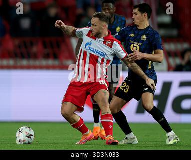 Belgrade, Serbie. 6 novembre 2025. Marko Arnautovic (G) de Crvena Zvezda affronte Aissa Mandi de LOSC Lille lors du match de football de l'UEFA Europa League entre Crvena Zvezda et LOSC Lille à Belgrade, Serbie, le 6 novembre 2025. Crédit : Predrag Milosavljevic/Xinhua/Alamy Live News Banque D'Images