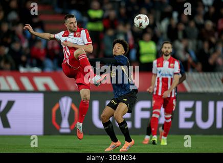 Belgrade, Serbie. 6 novembre 2025. Timi Max Elsnik de Crvena Zvezda (l) affronte Tiago Santos de LOSC Lille (C) lors du match de football de l'UEFA Europa League opposant Crvena Zvezda et LOSC Lille à Belgrade, Serbie, le 6 novembre 2025. Crédit : Predrag Milosavljevic/Xinhua/Alamy Live News Banque D'Images