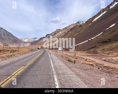 Section droite de la route Paso Los Libertadores dans les Andes, Chili, près de la frontière avec l'Argentine. L'autoroute de haute altitude. Banque D'Images
