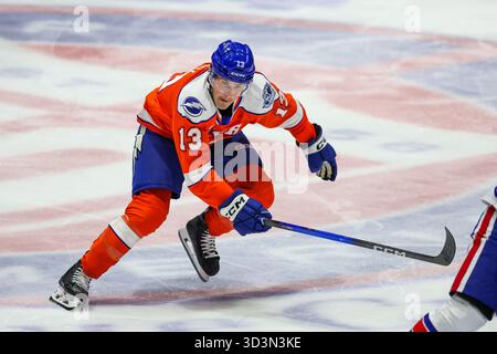 5 novembre 2025 : L'attaquant Brendan Furry (13) de Syracuse Crunch patine en première période d'un match contre les Américains de Rochester. Les Américains de Rochester ont accueilli le Syracuse Crunch dans un match de la Ligue américaine de hockey au Blue Cross Arena de Rochester, New York. (Jonathan Tenca/CSM) Banque D'Images