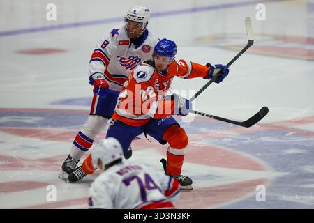5 novembre 2025 : Jakob Pelletier (22 ans), attaquant des Crunch de Syracuse, patine en première période contre les Américains de Rochester. Les Américains de Rochester ont accueilli le Syracuse Crunch dans un match de la Ligue américaine de hockey au Blue Cross Arena de Rochester, New York. (Jonathan Tenca/CSM) Banque D'Images
