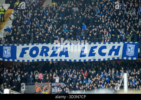 Madrid, Espagne. 06 novembre 2025. Lech Pozna ? les ultras affichent une bannière lors du match de l'UEFA Conference League 2025/26 entre le Rayo Vallecano de Madrid et Lech Pozna ? Au stade Vallecas. Score final : Rayo Vallecano de Madrid 3 ; 2 Lech Pozna ? Crédit : SOPA images Limited/Alamy Live News Banque D'Images
