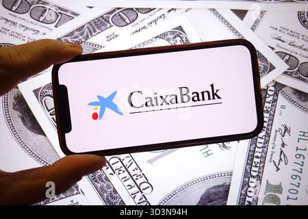 Pologne. 28 septembre 2025. Dans cette illustration photo, le logo de la société CaixaBank est affiché sur l'écran d'un smartphone. Crédit : SOPA images Limited/Alamy Live News Banque D'Images