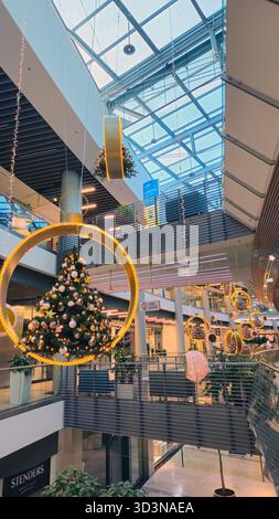Décoration d'arbre de Noël suspendue dans un centre commercial situé à Budapest, Hongrie appelé Allee Banque D'Images