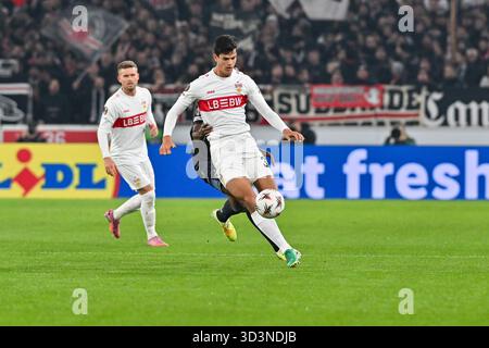 STUTTGART, ALLEMAGNE - 6 novembre : dans le duel Chema ANDRES (Stuttgart 30) et cyle LARIN (Feyenoord Rotterdam 10) lors du match de championnat entre Stuttgart et Feyenoord Rotterdam le jour 4 de l'Europa League au MHP Arena le 06.11.2025 Banque D'Images