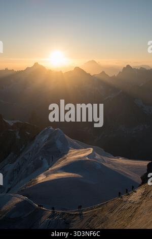 Lever de soleil doré sur les montagnes de l'aiguille du midi Banque D'Images