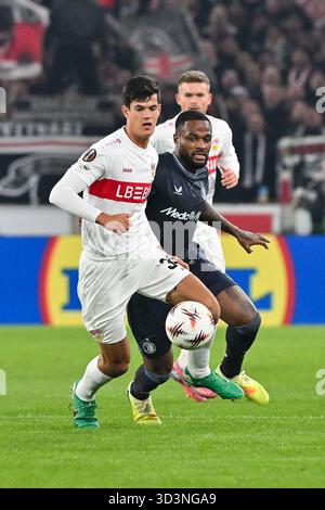 STUTTGART, ALLEMAGNE - 6 novembre : dans le duel Chema ANDRES (Stuttgart 30) et cyle LARIN (Feyenoord Rotterdam 10) lors du match de championnat entre Stuttgart et Feyenoord Rotterdam le jour 4 de l'Europa League au MHP Arena le 06.11.2025 Banque D'Images
