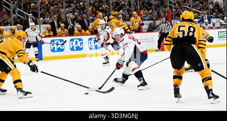 Anthony Beauvillier (72 ans), l’aile gauche des Capitals de Washington, joue entre le défenseur des Penguins de Pittsburgh Kris Letang (58 ans) et le défenseur des Penguins de Pittsburgh Ryan Shea (5 ans) lors de la troisième période de la victoire de Pens 5-3 au PPG Paints Arena de Pittsburgh, le jeudi 6 novembre 2025. Photo par Archie Carpenter/UPI. Banque D'Images