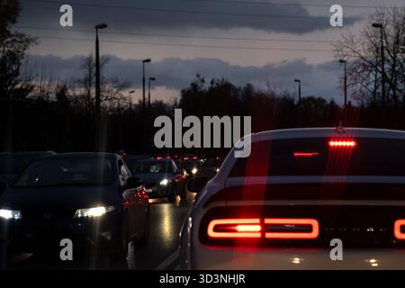 Cracovie, Pologne, novembre 2025. Embouteillage pendant l'heure de pointe du soir. Voitures se déplaçant lentement sur une route urbaine très fréquentée avec phares et feux stop visibles. Banque D'Images