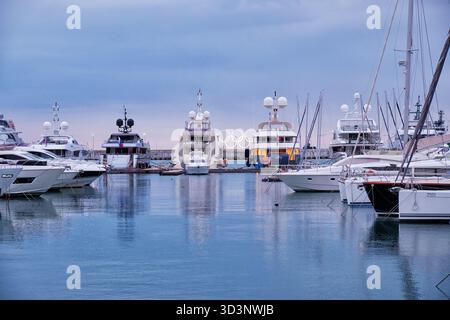 Sotchi, Russie - 15 février 2025 : vue sur les yachts et les navires amarrés le long des amarres de la grande marina de Sotchi rénovée pour les Jeux olympiques d'hiver de 2014 Banque D'Images