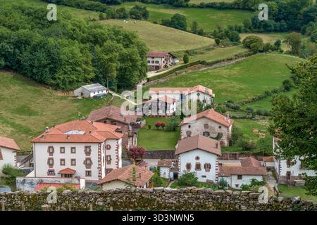 Maisons de village traditionnelles de la vallée de Baztan avec paysage de montagne verte, architecture rurale typique de Navarre, Espagne, campagne basque Banque D'Images