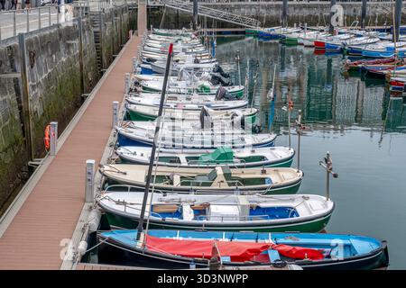 Bateaux de pêche amarrés dans une rangée au Port Marina Dock, vue à angle élevé des petits navires, la vie nautique et l'industrie maritime Banque D'Images