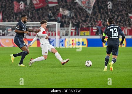 STUTTGART, ALLEMAGNE - 6 novembre : dans le duel cyle LARIN (Feyenoord Rotterdam 10) et Angelo STILLER (Stuttgart 6) lors du match de championnat entre Stuttgart et Feyenoord Rotterdam le jour 4 de l'Europa League à la MHP Arena le 06.11.2025 / Anis Had Banque D'Images