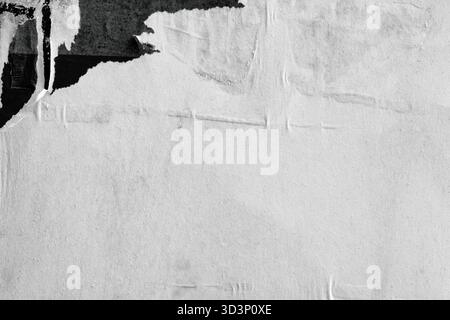 Vieux déchiré blanc noir et blanc affiches mouches textures arrière-plans grunge papier froissé froissé, espace vide pour le texte. Banque D'Images
