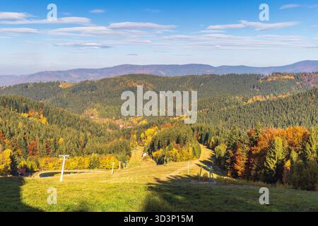 Paysage montagneux pittoresque avec des collines de feuillage d'automne et une remontée mécanique par une journée ensoleillée la beauté de la nature est en plein écran région de Moravie en CZ Banque D'Images