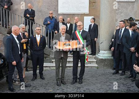 News - L'acteur américain Robert de Niro reçoit l'honneur Lupa Capitolina L'acteur américain Robert de Niro reçoit l'honneur Lupa Capitolina des mains du maire de Rome Roberto Gualtieri au Campidoglio. Rome Italie, 06 novembre 2025 Mattia Vian Lazio Campidoglio Italie Copyright : xMattiaxVianx/xLiveMediax LPN 2125937 Banque D'Images