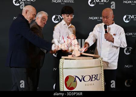 Rome, Italie. 06 novembre 2025. Meir Teper, Robert de Niro, un invité, et Nobu Matsuhisa assistent à l'inauguration de l'hôtel Nobu à l'hôtel Nobu Rome, Italie, le 6 novembre 2025 (photo de Domenico Cippitelli/NurPhoto). Crédit : NurPhoto SRL/Alamy Live News Banque D'Images