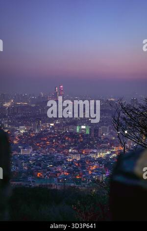 Vue panoramique sur le paysage urbain de Séoul depuis Namsan au crépuscule Banque D'Images