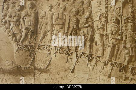 Bas-relief de la colonne de Trajan à Rome, sculpté autour de 113 EC. Il montre les soldats de l'empereur Trajan construisant un pont flottant pendant les guerres daces. La scène met en évidence le génie militaire romain utilisé pour traverser rapidement le Danube au début du IIe siècle de notre ère. Banque D'Images