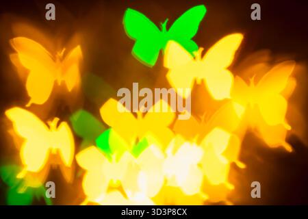 Bokeh papillon jaune et vert clair, photo abstraite festive pour papiers peints et imprimés. Photo bokeh papillon jaune et vert clair crée un doux Banque D'Images