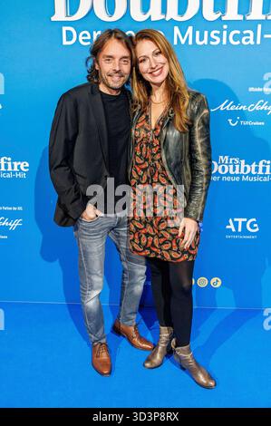 Mara Bergmann mit Ehemann Alexander Hoffmann BEI der Premiere des comédies musicales Mrs. Doubtfire im Capitol Theater. Düsseldorf, 07.11.2025 *** Mara Bergmann avec son mari Alexander Hoffmann à la création de la comédie musicale Mrs Doubtfire au Capitole Theater Düsseldorf, 07 11 2025 Foto :XO.xLangelx/xFuturexImagex doubtfire 5170 Banque D'Images