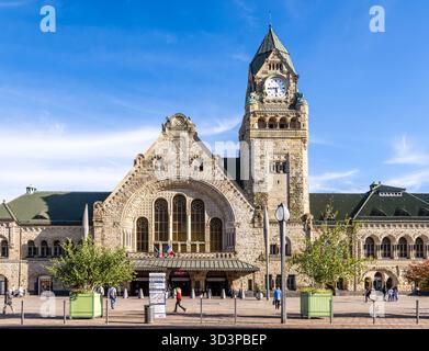 Vue de face de la tour de l'horloge et façade du hall des départs de la gare de Metz, France, construite en 1908 et exploitée par la compagnie SNCF. Banque D'Images