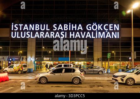 Istanbul, Turquie - 21 octobre 2025, vue sur l'aéroport international Sabiha Gokcen (SAW) la nuit à Istanbul, Turquie Banque D'Images