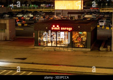 Istanbul, Turquie - le 21 octobre 2025, Café devant l'aéroport international Sabiha Gokcen (SAW) la nuit à Istanbul, Turquie Banque D'Images