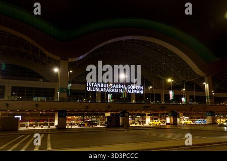 Istanbul, Turquie - 21 octobre 2025, vue sur l'aéroport international Sabiha Gokcen (SAW) la nuit à Istanbul, Turquie Banque D'Images