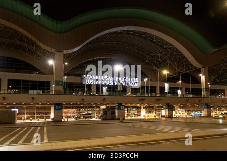 Istanbul, Turquie - 21 octobre 2025, vue sur l'aéroport international Sabiha Gokcen (SAW) la nuit à Istanbul, Turquie Banque D'Images