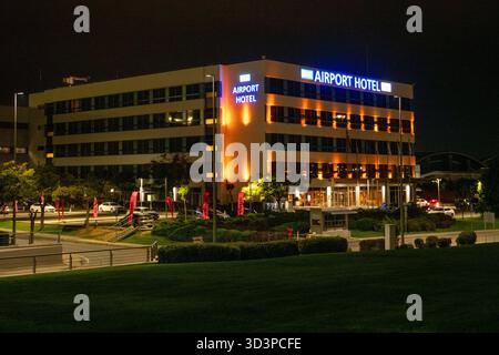 Istanbul, Turquie - 21 octobre 2025, vue sur l'hôtel de l'aéroport à l'extérieur de l'aéroport international Sabiha Gokcen (SAW) la nuit à Istanbul, Tur Banque D'Images