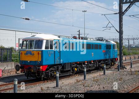 Locomotive électrique British Rail Class 86 conservée connue sous le nom de « Peter Pan » et plus récemment de « les Ross » à Rugby, Warwickshire, Angleterre Banque D'Images