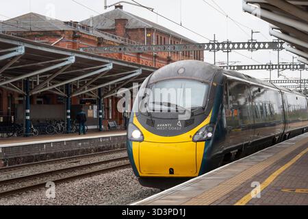 Train électrique à unités multiples (EMU) Pendolino Class 390 de British Rail exploité par Avanti West Coast à la station de Rugby, Warwickshire, Angleterre Banque D'Images