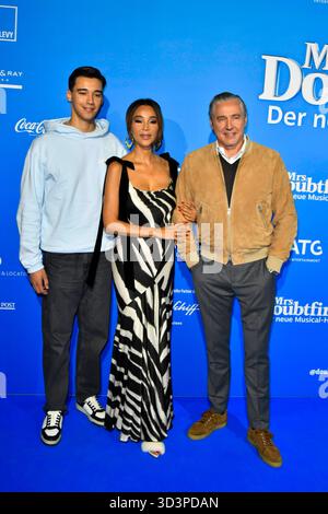 abb/MtsDoubtfire- San Diego Verona Pooth Franjo Pooth Familie Sohn Vater Mutter zu Gast auf dem blauen Teppich BEI der Premiere Mrs.Doubtfire Der Neue musical hit im Capitol Theater AM 06.11.2025 in Duesseldorf NRW Deutschland *** abb MtsDoubtfire San Diego Verona Pooth père père invité sur le tapis bleu de la première Mrs Doubteldorf 06 Theater en Allemagne 2025 Banque D'Images