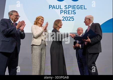 Die Aktivistin Karoline Preisler wird am Mittwoch 05.11.2025 in Berlin mit dem Paul-Spiegel-Preis des Zentralrats der Juden in Deutschland geehrt Foto vom 05.11.2025 : vlnr. : Vizepraesident des Zentralrats der Juden Deutschland, Abraham Joseph Lehrer, Bundestagspraesidentin Julia Kloeckner CDU, Karoline Preisler, Vizepraesident Mark Zentralrat Deutschen Deutschen Deutschland, Juden, Deutschalder, Deutschland des rats, Deutschalder Juden, Josef. Preisler erhaelt den Preis fuer ihr engagement gegen Rechtsextremismus und Antisemitismus. Die FDP-Politikerin und Publizistin protestiert seit Banque D'Images