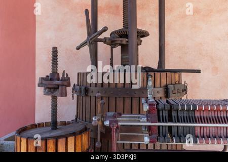 Ancienne presse à huile d'olive en bois et en métal, avec de grands mécanismes à vis et engrenages autrefois utilisés pour le pressage traditionnel des olives Banque D'Images