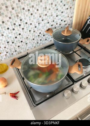 Le bouillon de légumes est cuit à la maison dans la cuisine. Casserole avec couvercle sur cuisinière à gaz. Alimentation saine. Banque D'Images