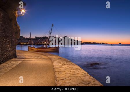 PORT D’ALGUER FRONT DE MER VIEILLE VILLE CADAQUES BAY GIRONA PROVINCE COSTA BRAVA CATALOGNE ESPAGNE Banque D'Images