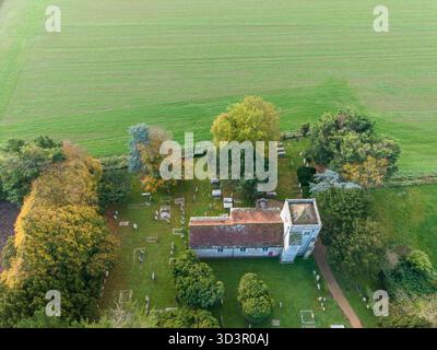 Vue aérienne de l'église paroissiale St Nicholas dans le village de Poling, dans le Sussex de l'Ouest. Les pièces datent du 11ème siècle et est un bâtiment classé grade 1 Banque D'Images