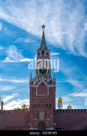 L'emblématique tour Spasskaya du Kremlin de Moscou s'élève majestueusement contre un ciel bleu éclatant. Son horloge et sa façade en briques rouges sont des symboles du russe Banque D'Images