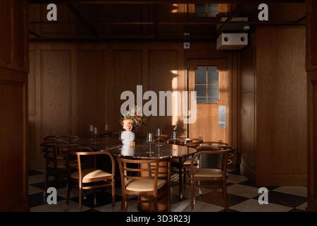 Salle à manger élégante avec lumière naturelle et décoration en bois Banque D'Images