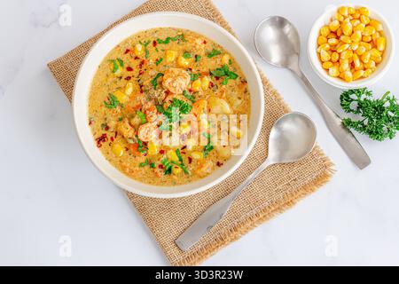 Chaudrée de fruits de mer crémeuse à base de crevettes fraîches, maïs sucré, pommes de terre Banque D'Images