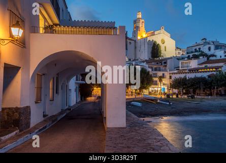SANTA MARIA ÉGLISE PORT D’ALGUER PLAGE CADAQUES GIRONA PROVINCE COSTA BRAVA CATALOGNE ESPAGNE Banque D'Images