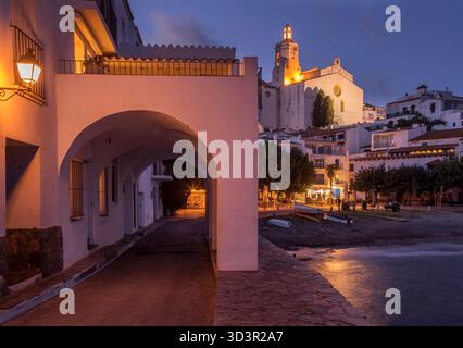 SANTA MARIA ÉGLISE PORT D’ALGUER PLAGE CADAQUES GIRONA PROVINCE COSTA BRAVA CATALOGNE ESPAGNE Banque D'Images