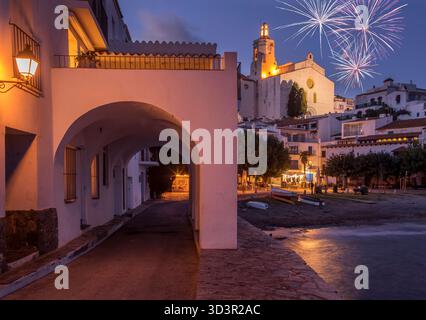 SANTA MARIA ÉGLISE PORT D’ALGUER PLAGE CADAQUES GIRONA PROVINCE COSTA BRAVA CATALOGNE ESPAGNE Banque D'Images