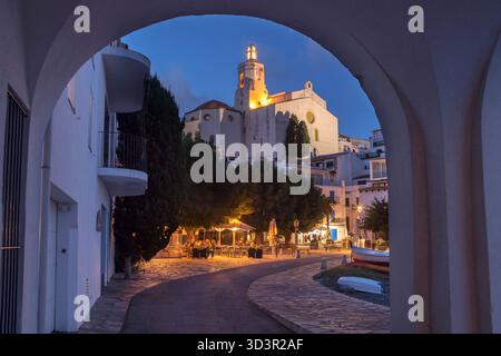 SANTA MARIA ÉGLISE PORT D’ALGUER PLAGE CADAQUES GIRONA PROVINCE COSTA BRAVA CATALOGNE ESPAGNE Banque D'Images