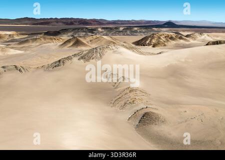 Une vue aérienne à couper le souffle sur le vaste paysage de dunes à Dunas de Saujil, Catamarca, Argentine. Le paysage désertique panoramique capture la beauté sereine Banque D'Images