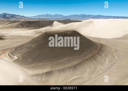Une vue aérienne à couper le souffle sur les vastes dunes de Dunas de Saujil, Catamarca, Argentine, mettant en valeur le vaste sable ondulé du désert Banque D'Images
